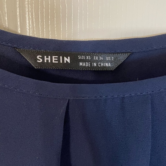 ✨5 for $15✨ navy blouse - Picture 4 of 4